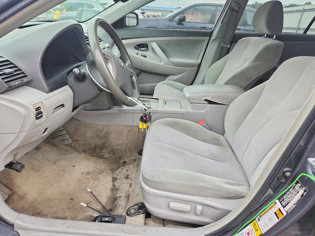 2010 TOYOTA CAMRY LE — Фото 7 из 12