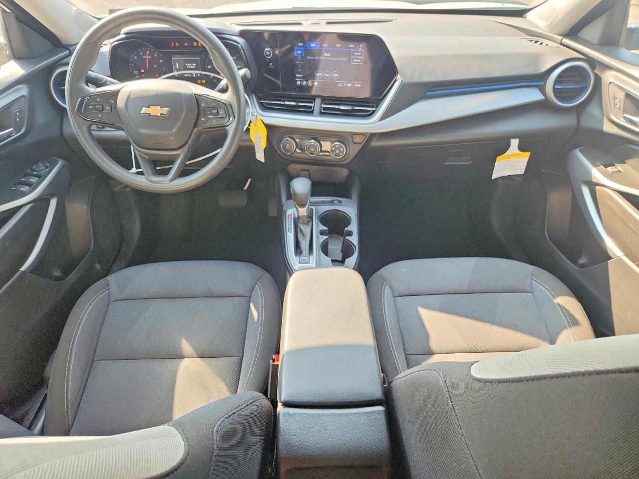 2025 CHEVROLET TRAX LS — Фото 8 из 12