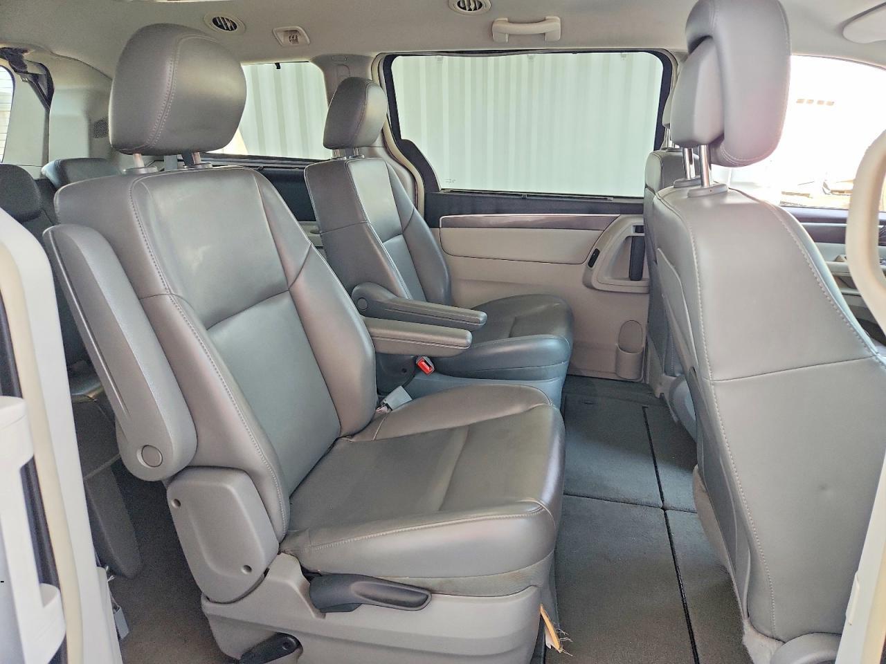 2V4RW3D17AR268194 2010 VOLKSWAGEN ROUTAN photo no. 11