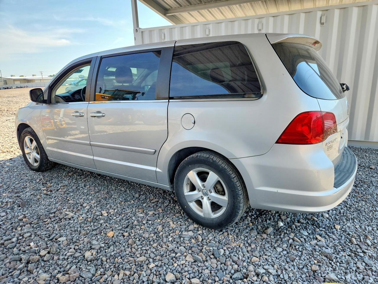 2V4RW3D17AR268194 2010 VOLKSWAGEN ROUTAN photo no. 2