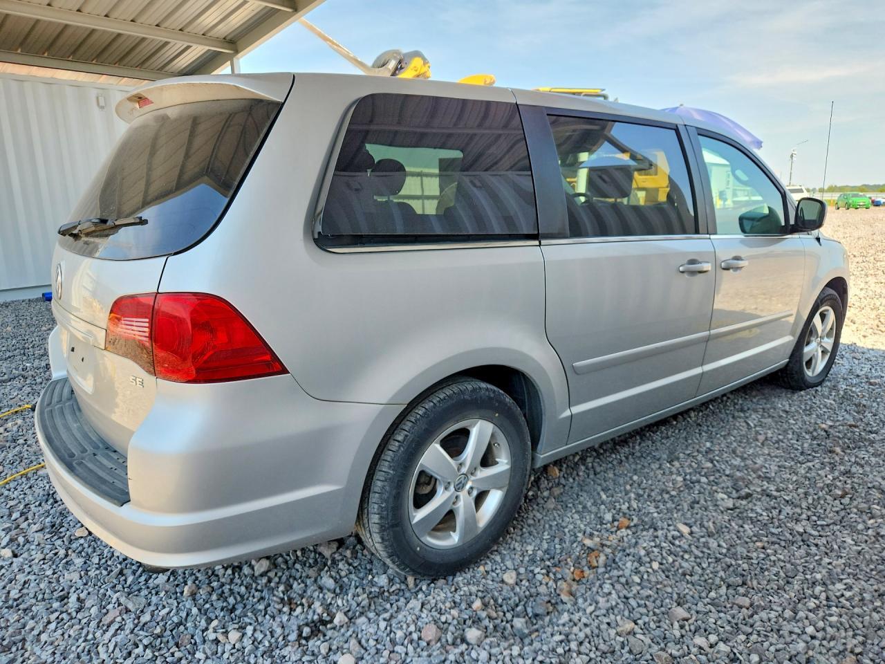 2V4RW3D17AR268194 2010 VOLKSWAGEN ROUTAN photo no. 3
