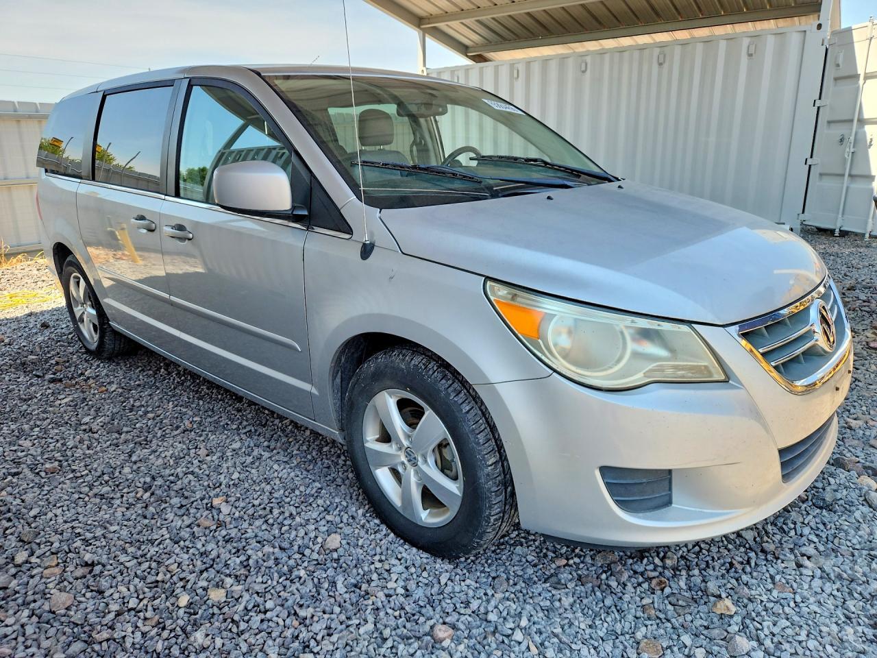 2V4RW3D17AR268194 2010 VOLKSWAGEN ROUTAN photo no. 4