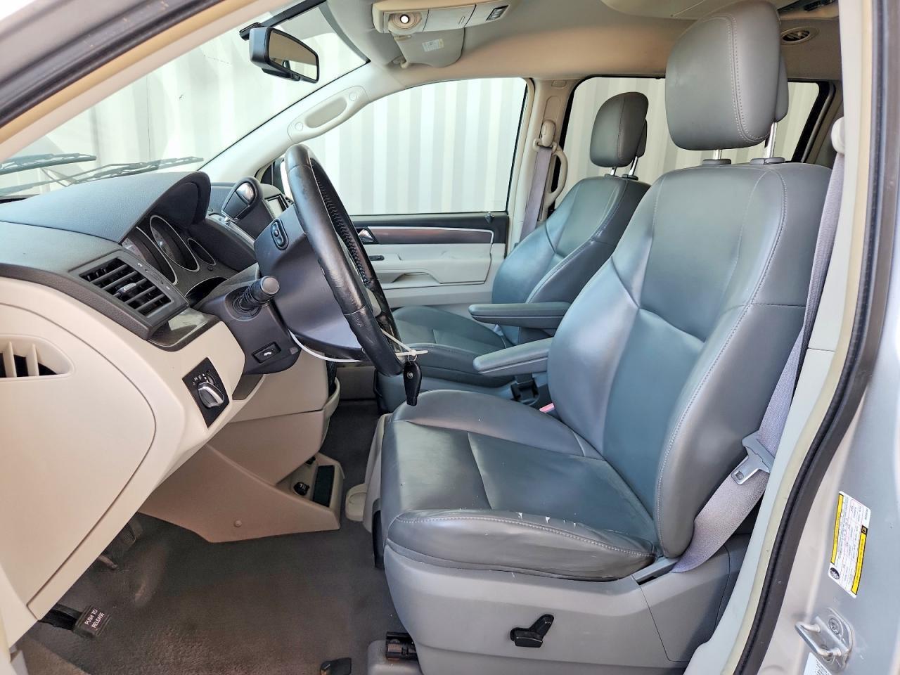 2V4RW3D17AR268194 2010 VOLKSWAGEN ROUTAN photo no. 7