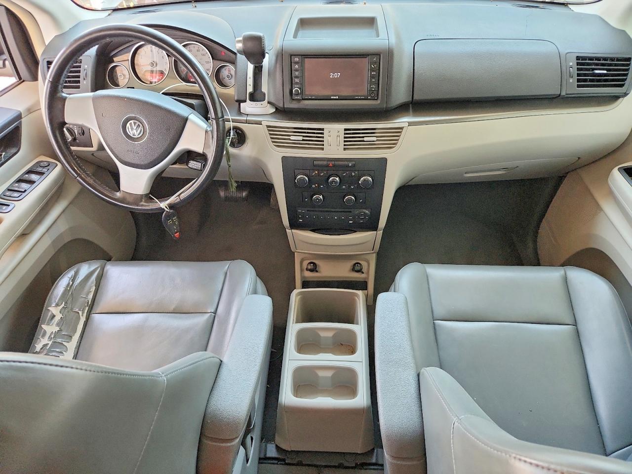 2V4RW3D17AR268194 2010 VOLKSWAGEN ROUTAN photo no. 8