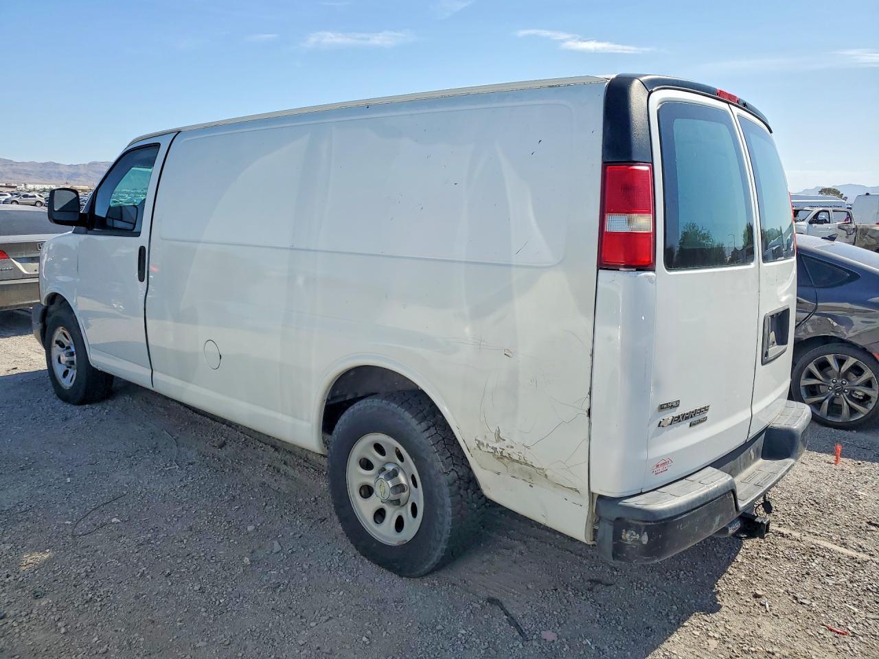 1GCSGAF40B1135061 2011 CHEVROLET EXPRESS G1500 photo no. 2
