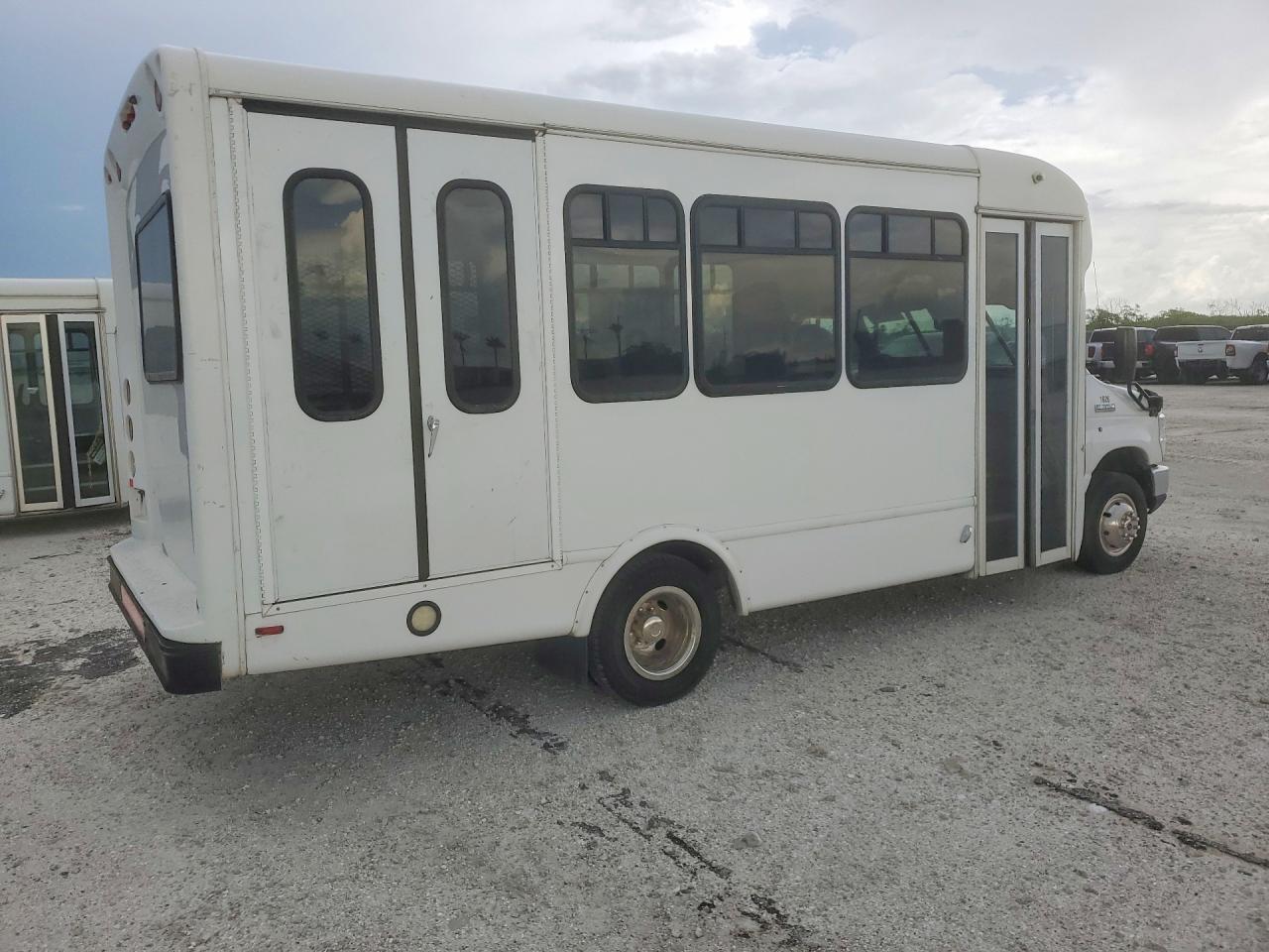 2021 FORD ECONOLINE E350 SUPER DUTY CUTAWAY VAN — Фото 3 из 13