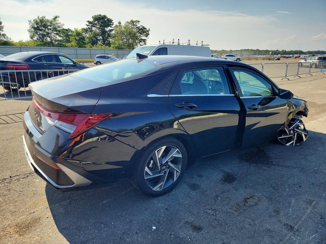 2025 HYUNDAI ELANTRA LIMITED — Фото 3 из 12