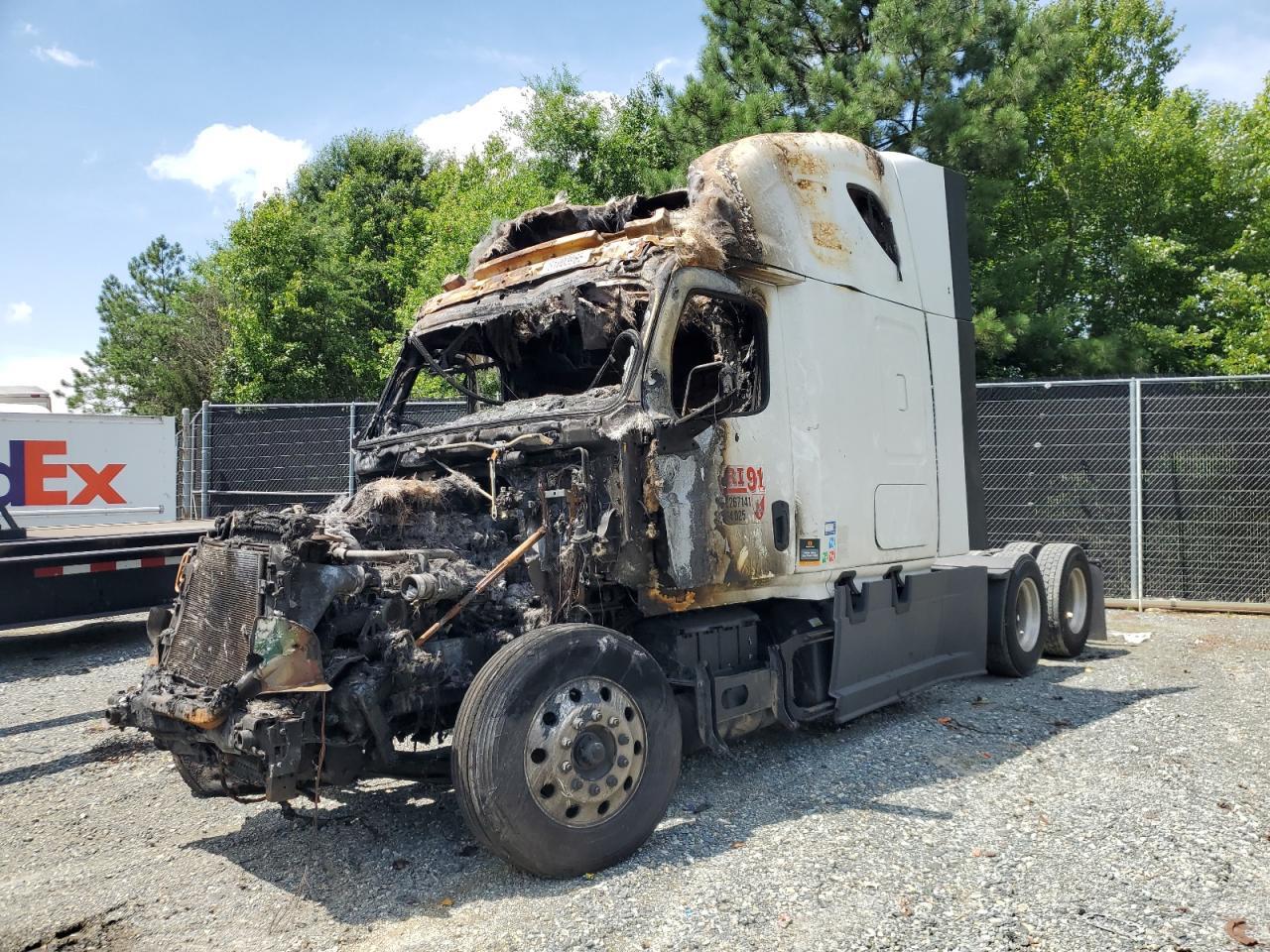 2021 FREIGHTLINER CASCADIA 126 — Фото 2 из 10