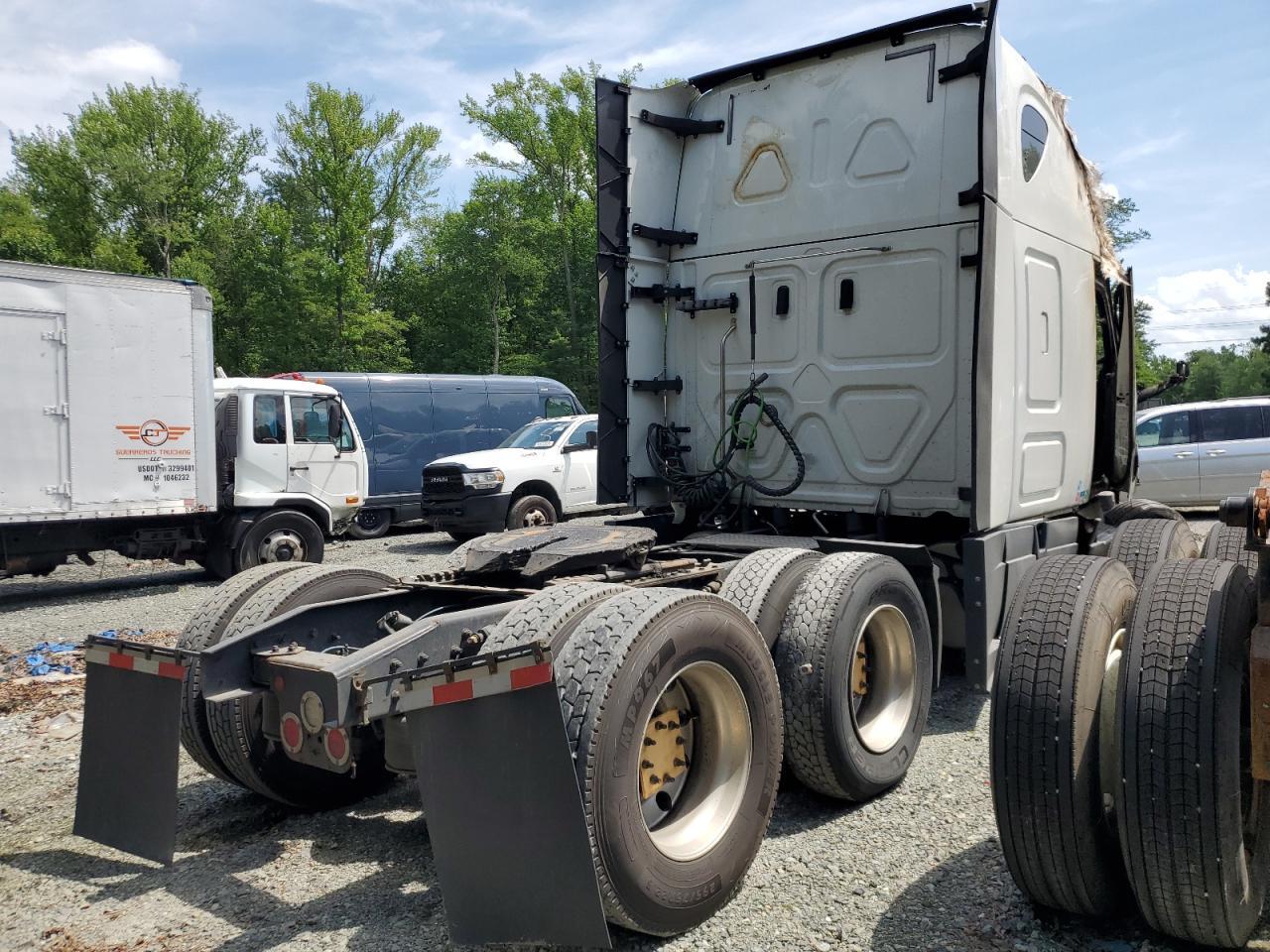 2021 FREIGHTLINER CASCADIA 126 — Фото 4 из 10