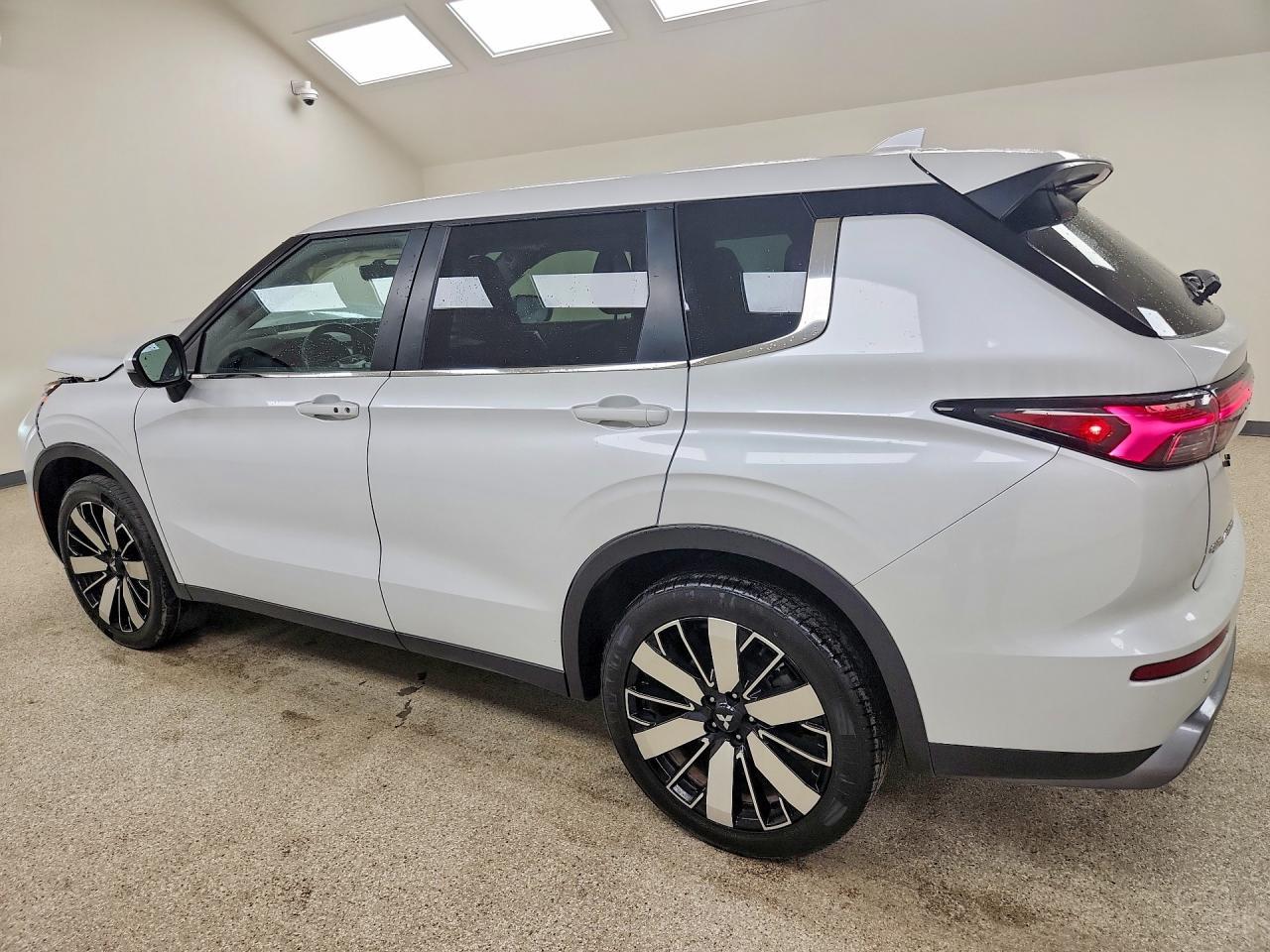 2025 MITSUBISHI OUTLANDER SE — Фото 2 из 13