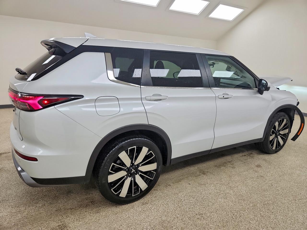 2025 MITSUBISHI OUTLANDER SE — Фото 3 из 13
