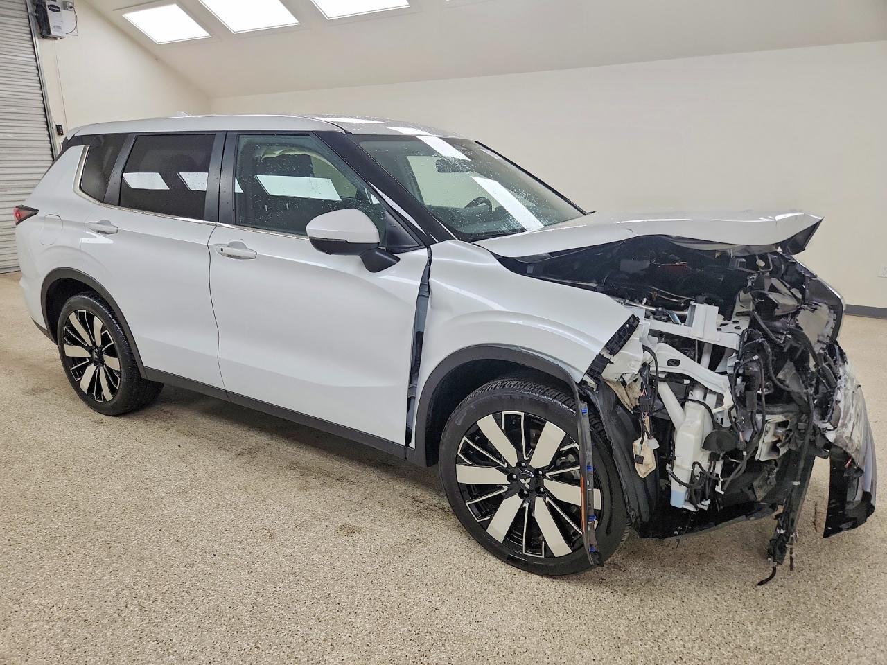 2025 MITSUBISHI OUTLANDER SE — Фото 4 из 13