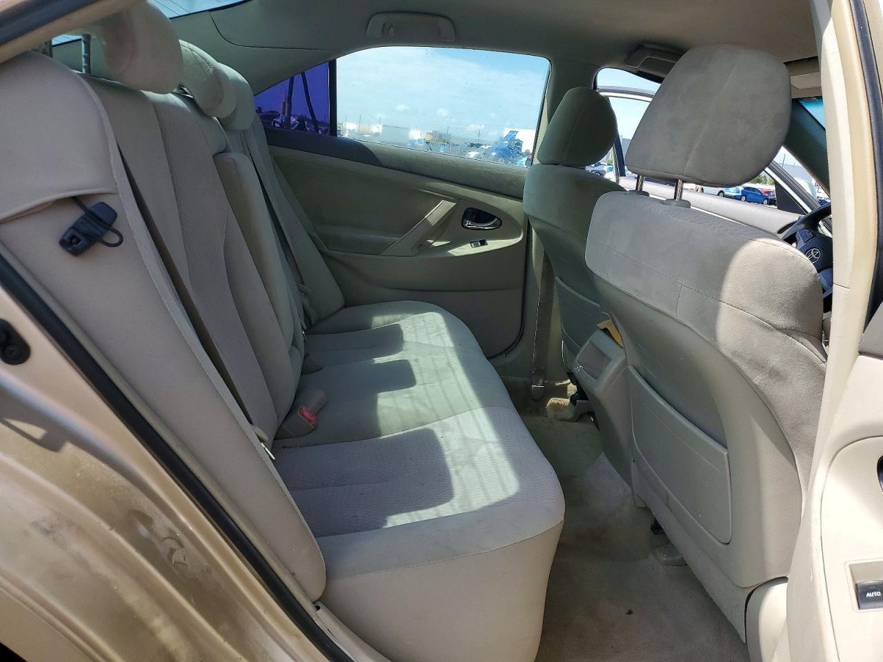 2011 TOYOTA CAMRY LE — Фото 10 из 12