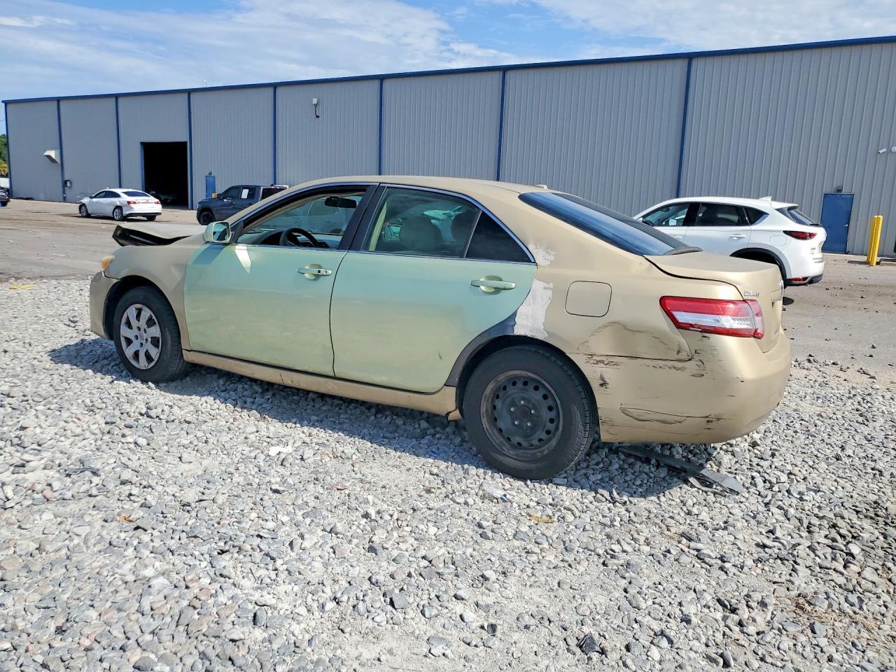 2011 TOYOTA CAMRY LE — Фото 2 из 12