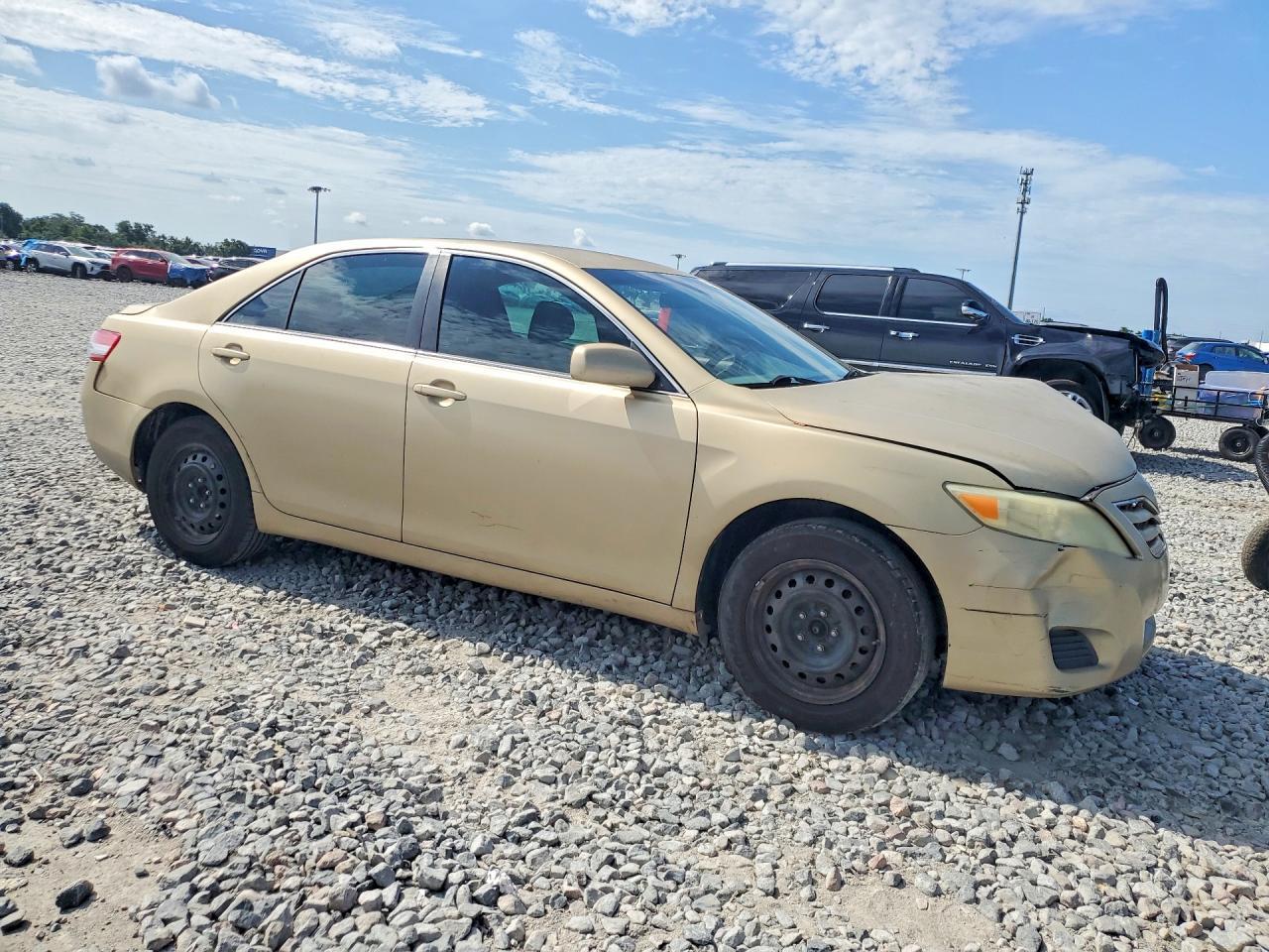 2011 TOYOTA CAMRY LE — Фото 4 из 12