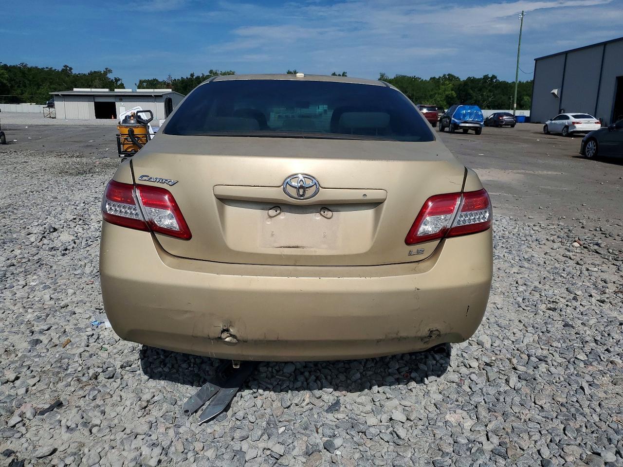 2011 TOYOTA CAMRY LE — Фото 6 из 12