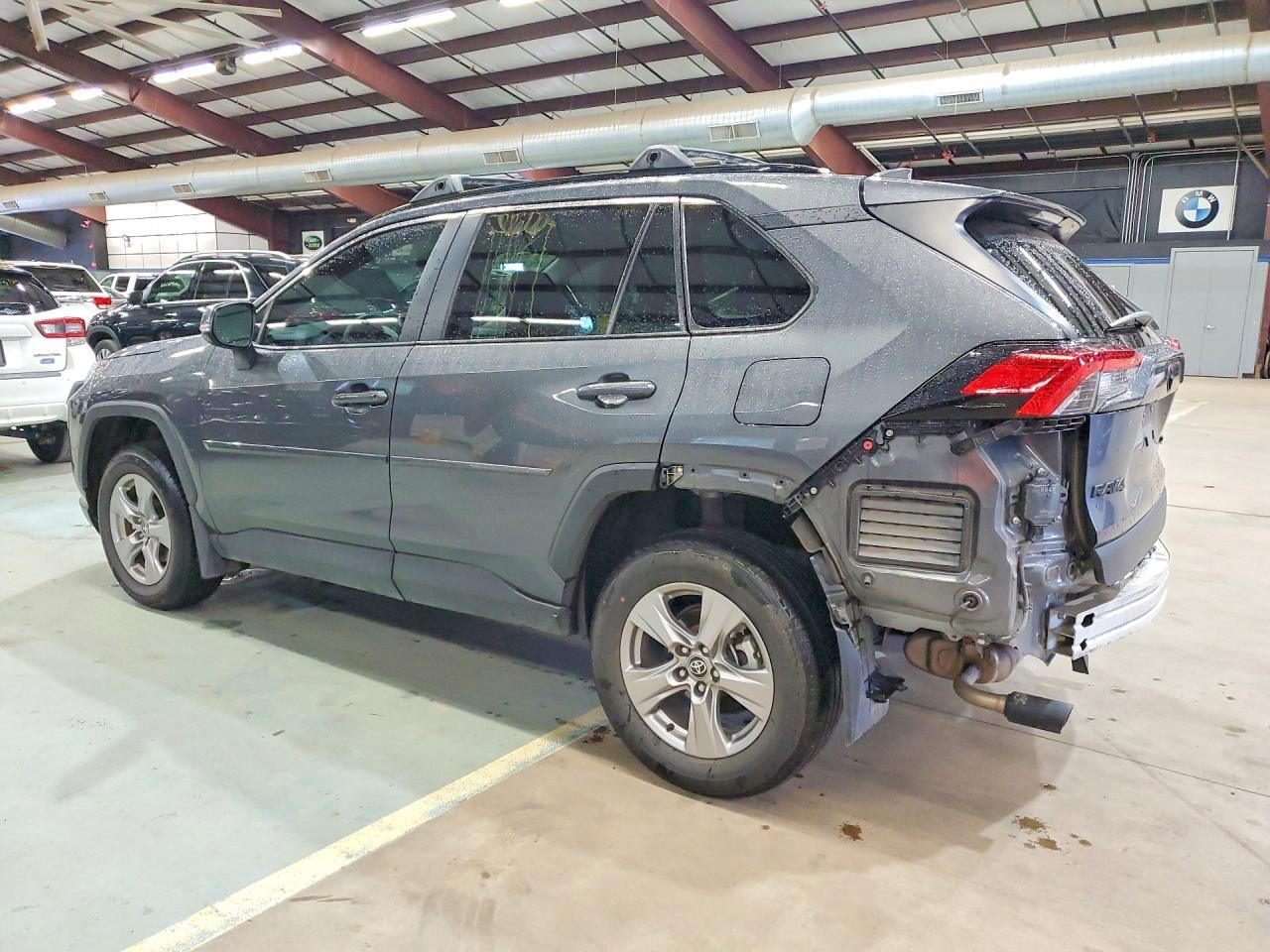 2025 TOYOTA RAV4 XLE — Фото 2 из 14