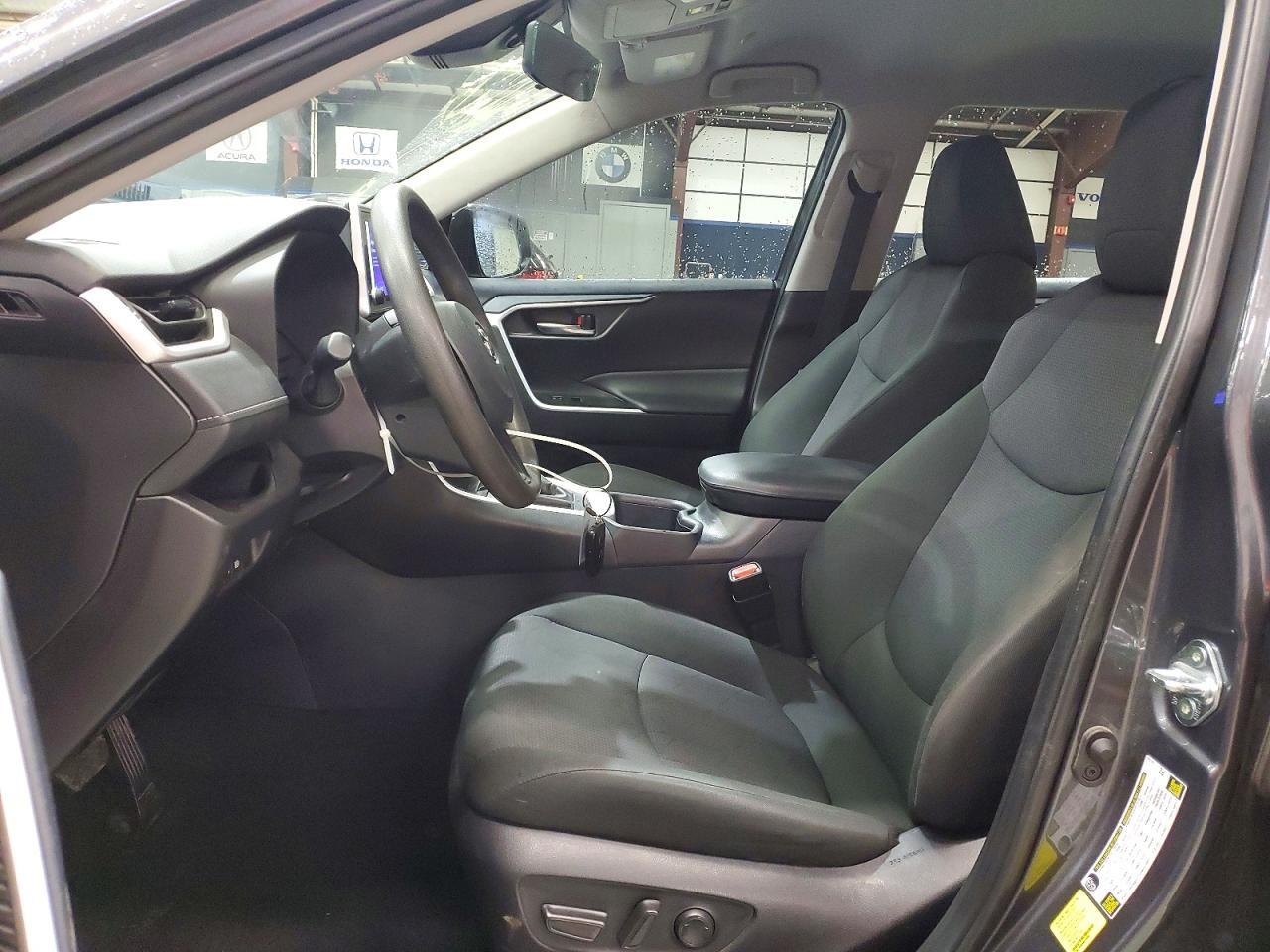 2025 TOYOTA RAV4 XLE — Фото 7 из 14