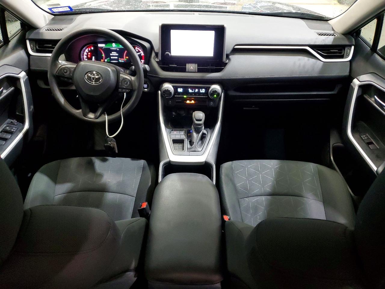 2025 TOYOTA RAV4 XLE — Фото 8 из 14