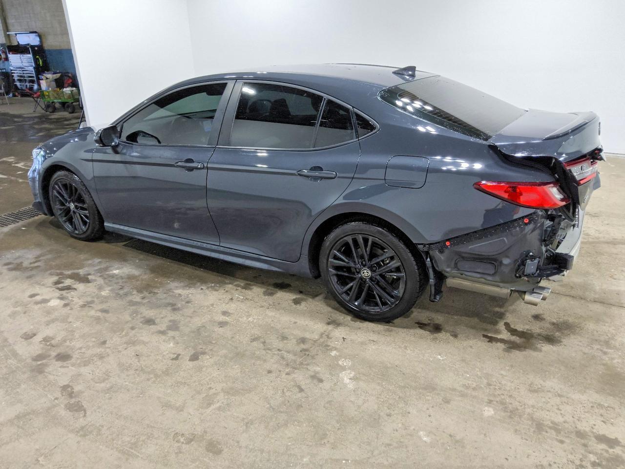 2025 TOYOTA CAMRY SE — Фото 2 из 12