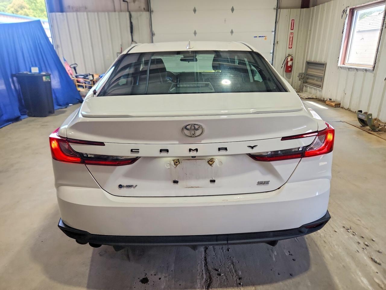 2025 TOYOTA CAMRY SE — Фото 6 из 12