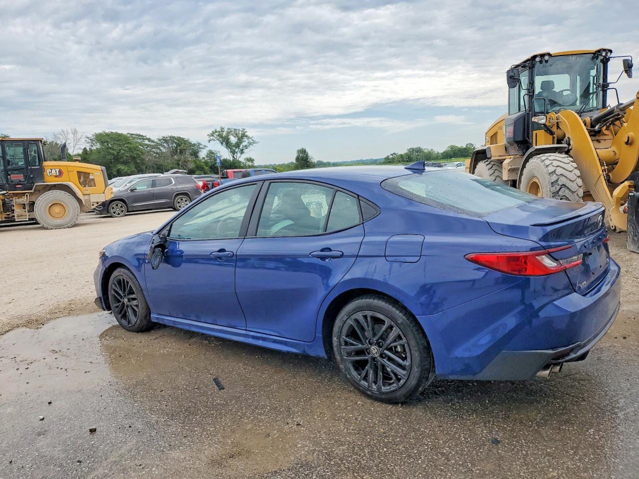 2025 TOYOTA CAMRY SE — Фото 2 из 12