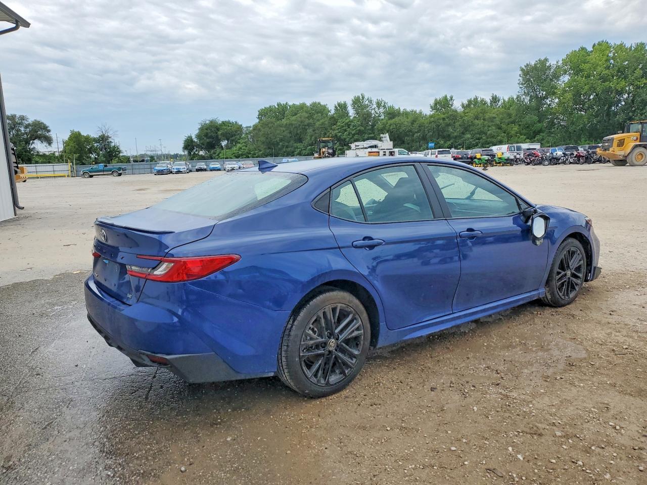 2025 TOYOTA CAMRY SE — Фото 3 из 12