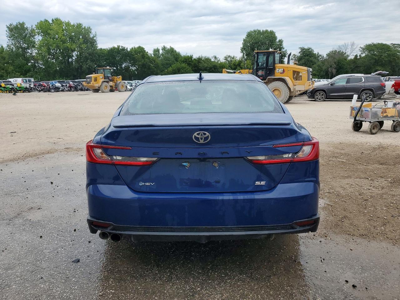 2025 TOYOTA CAMRY SE — Фото 6 из 12