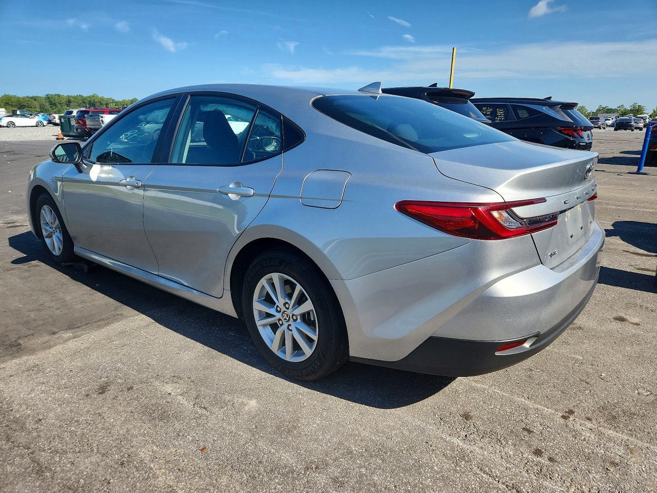 2025 TOYOTA CAMRY LE — Фото 2 из 12