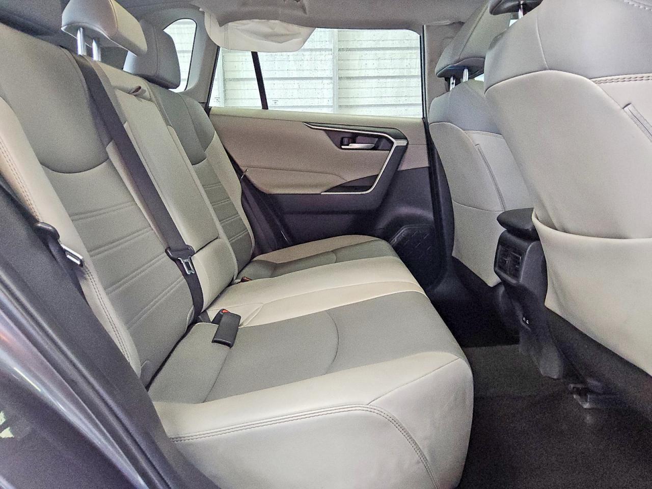 2025 TOYOTA RAV4 XLE PREMIUM — Фото 10 из 12