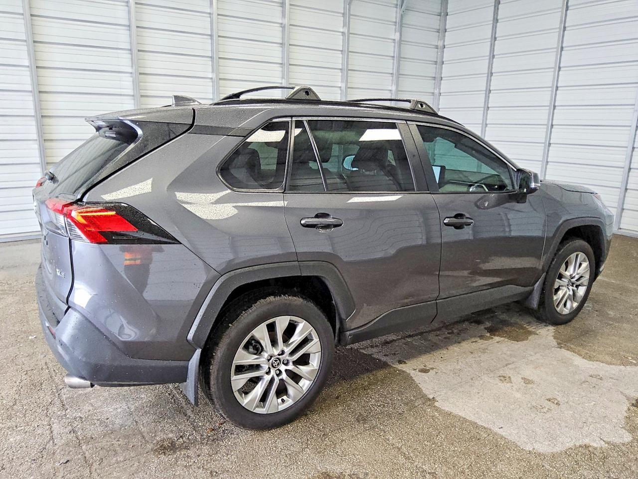 2025 TOYOTA RAV4 XLE PREMIUM — Фото 3 из 12