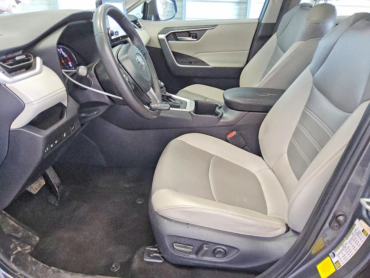 2025 TOYOTA RAV4 XLE PREMIUM — Фото 7 из 12