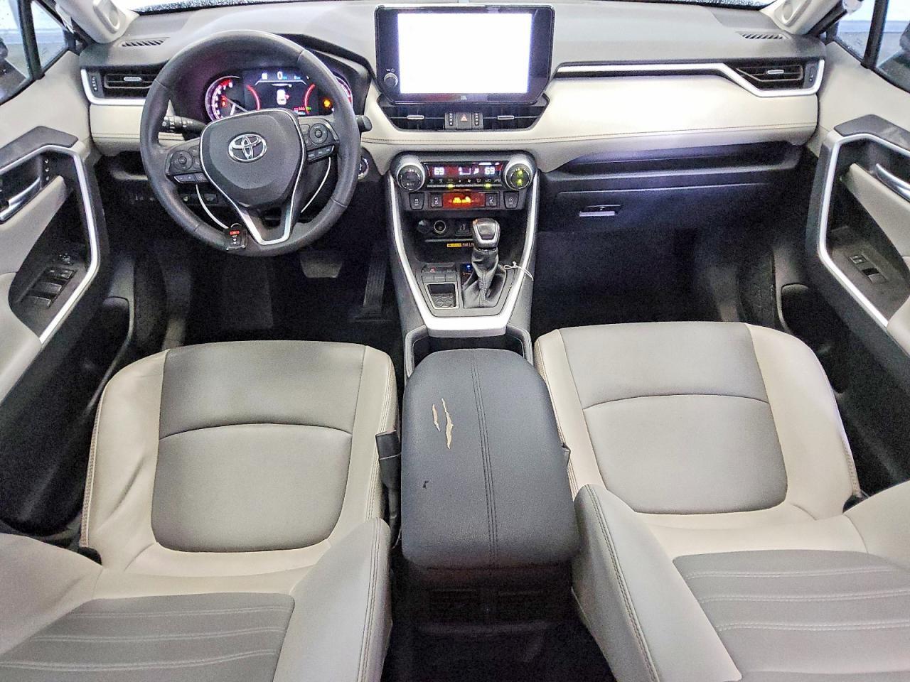2025 TOYOTA RAV4 XLE PREMIUM — Фото 8 из 12