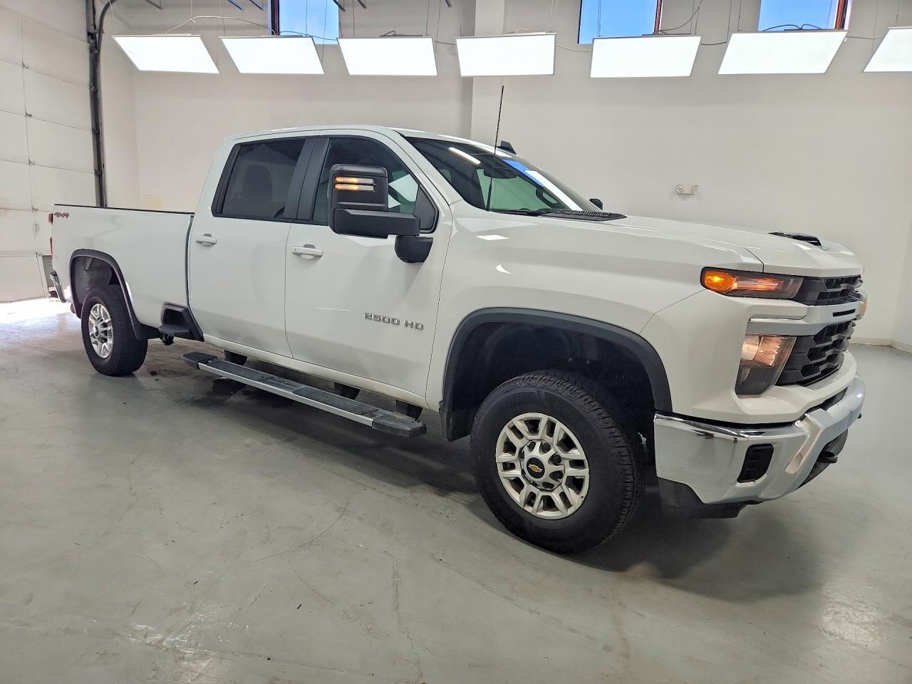 2026 CHEVROLET SILVERADO K2500 HEAVY DUTY LT — Фото 4 из 12