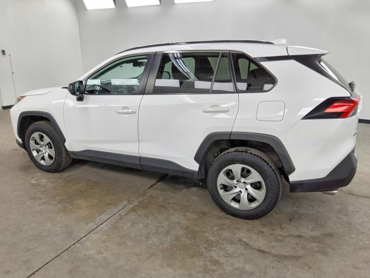 2021 TOYOTA RAV4 LE — Фото 2 из 13