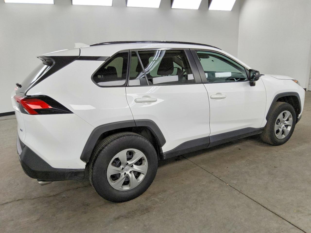 2021 TOYOTA RAV4 LE — Фото 3 из 13