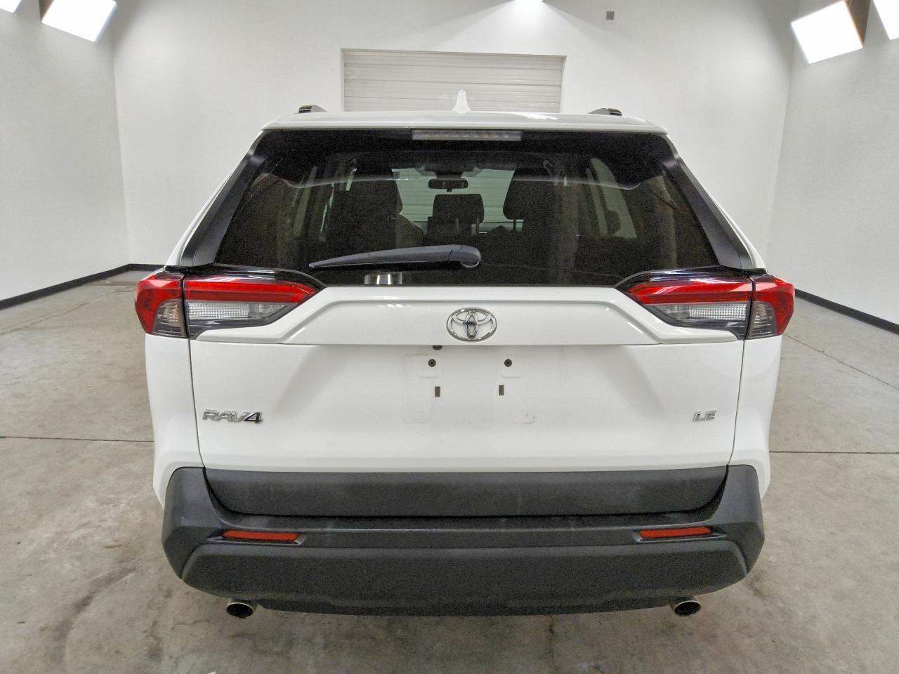 2021 TOYOTA RAV4 LE — Фото 6 из 13