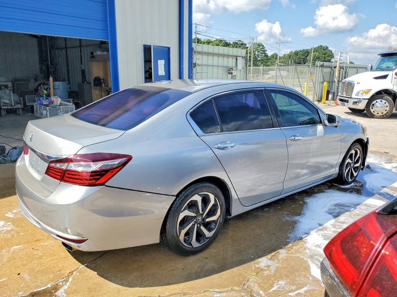 2017 HONDA ACCORD EX — Фото 3 из 12