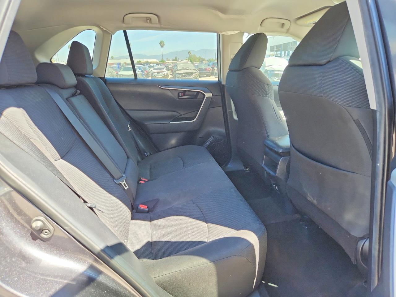 2021 TOYOTA RAV4 LE — Фото 11 из 13