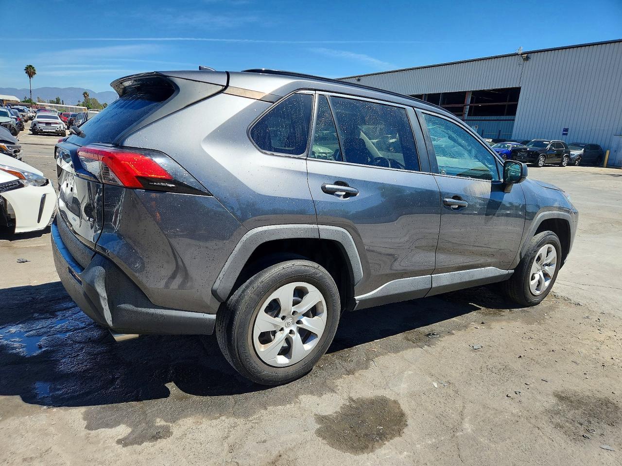 2021 TOYOTA RAV4 LE — Фото 3 из 13