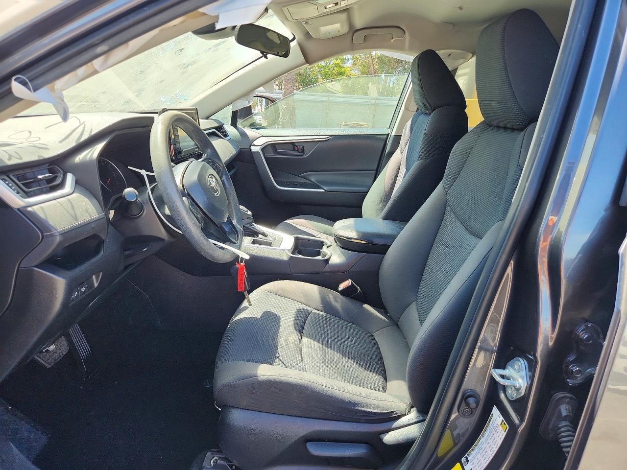 2021 TOYOTA RAV4 LE — Фото 7 из 13