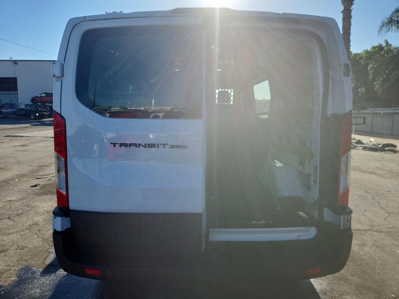 2026 FORD TRANSIT T-250 — Фото 6 из 14
