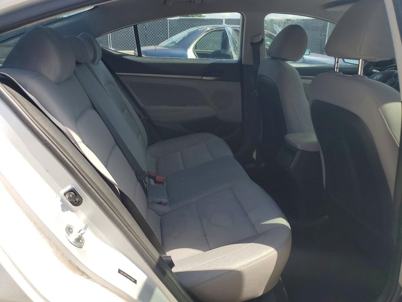 2017 HYUNDAI ELANTRA SE — Фото 10 из 12
