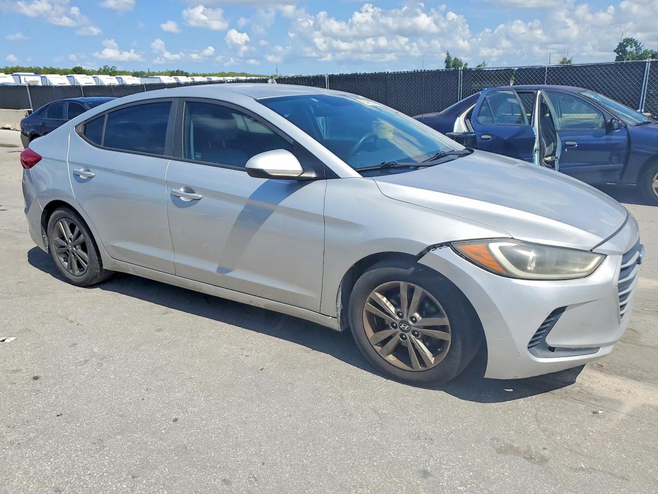 2017 HYUNDAI ELANTRA SE — Фото 4 из 12