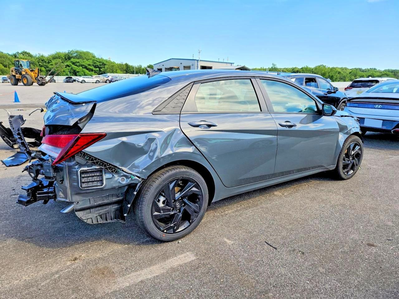 2026 HYUNDAI ELANTRA SEL SPORT — Фото 3 из 12