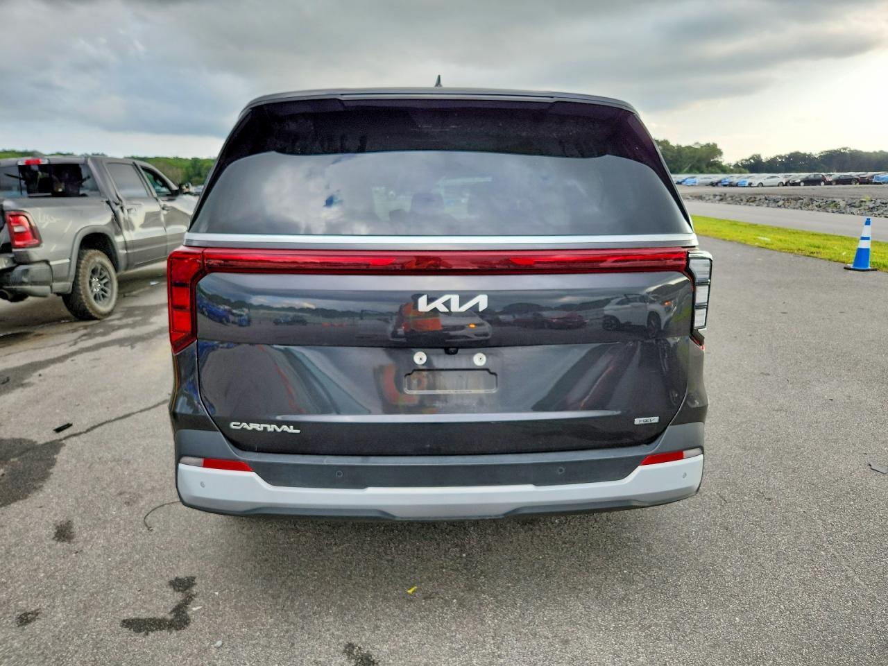 2026 KIA CARNIVAL LXS — Фото 6 из 13