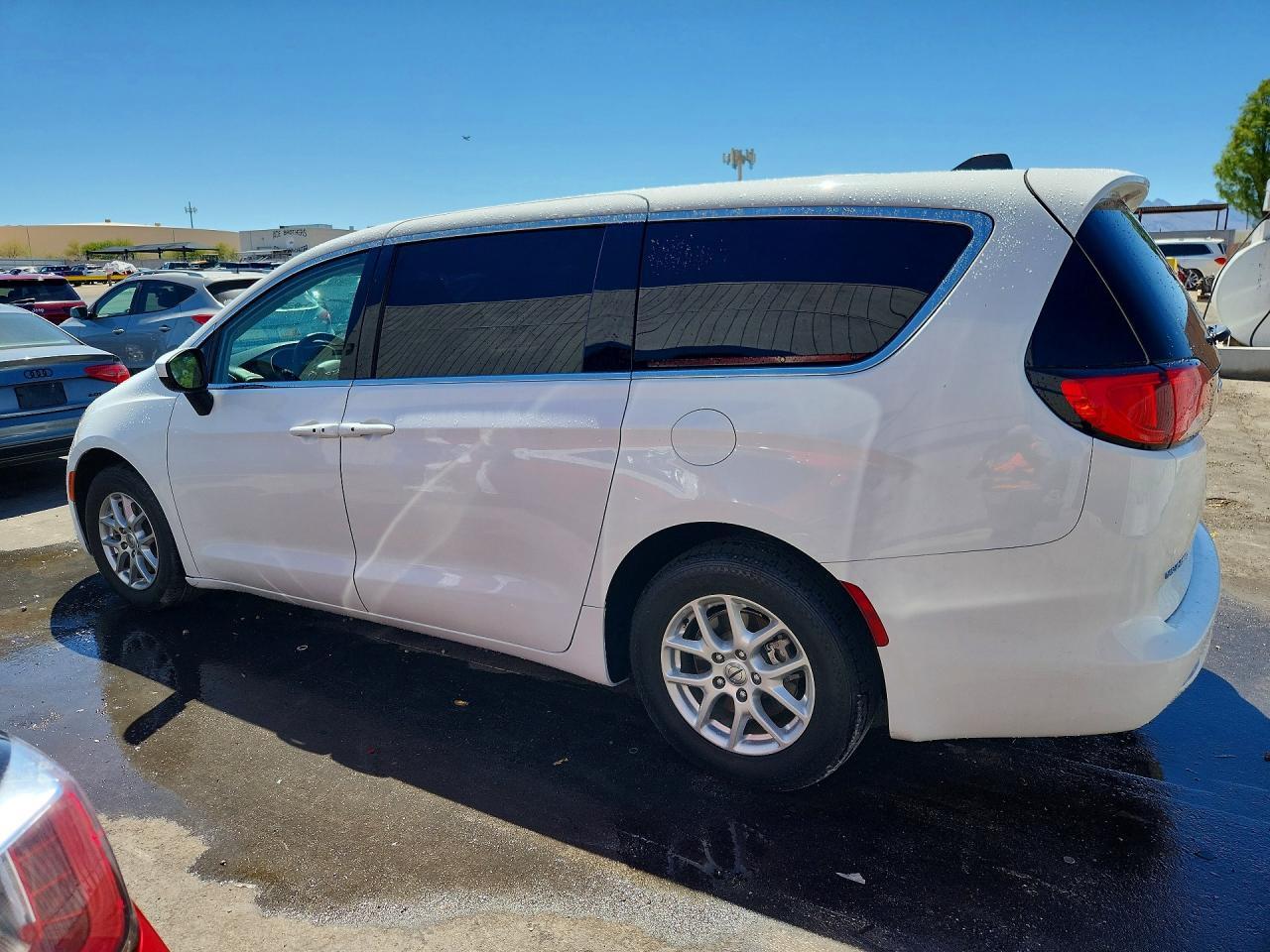 2022 CHRYSLER VOYAGER LX — Фото 2 из 13
