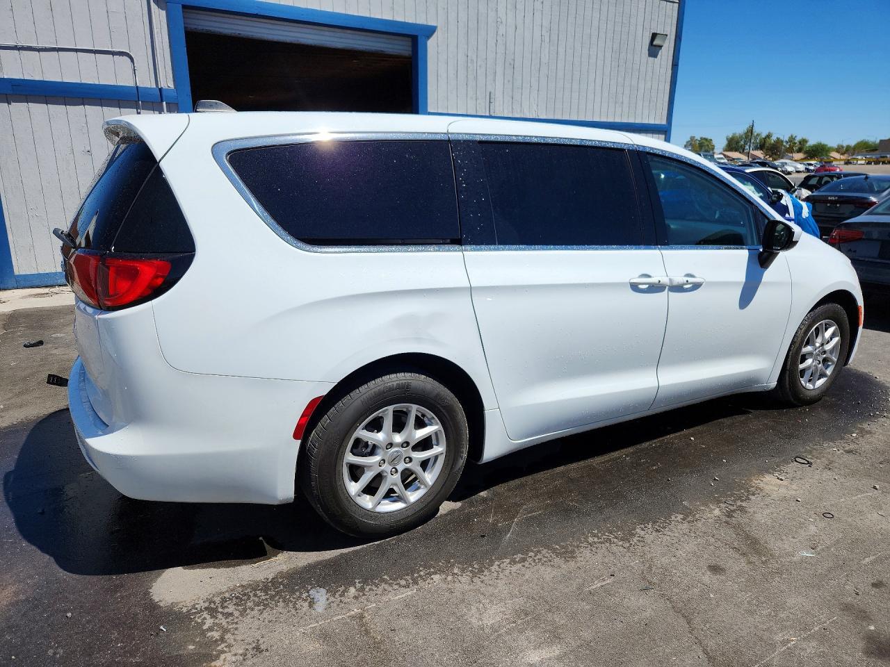 2022 CHRYSLER VOYAGER LX — Фото 3 из 13