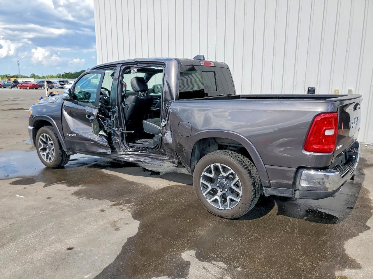 2026 RAM 1500 LARAMIE — Фото 2 из 13