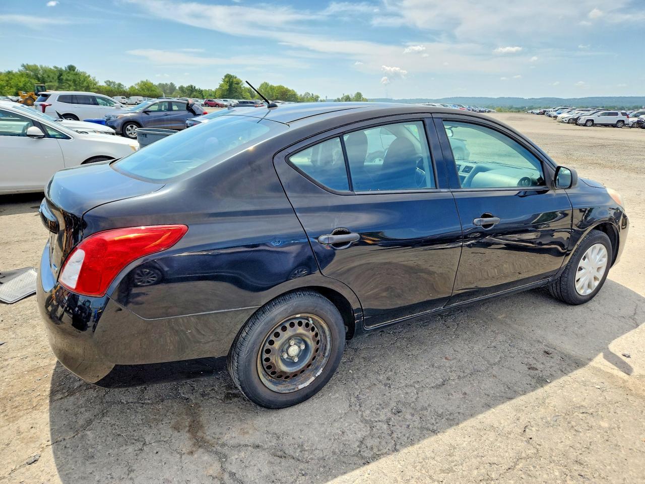 2014 NISSAN VERSA 1.6 S — Фото 3 из 12